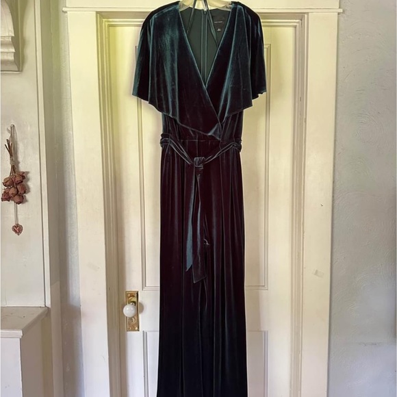 Gorgeous V-Neck Deep Emerald Green
Velvet Jumpsuit-Worn Once Alex Marie W/ Belt - Picture 3 of 7